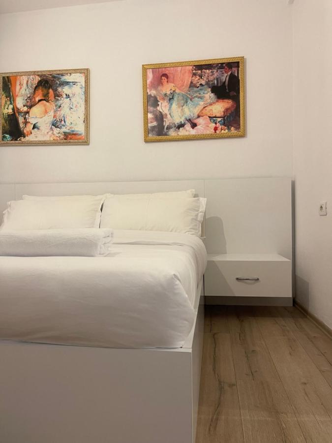 Apartment In The New Bazaar Of Tirana - Hana Blu Exterior foto